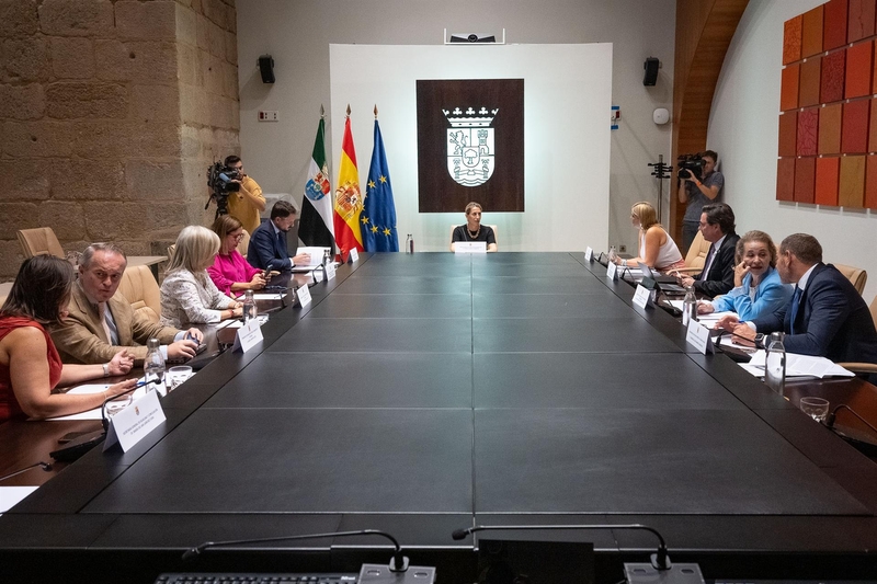 Catorce rutas de transporte escolar en Badajoz y tres en Cáceres siguen con 