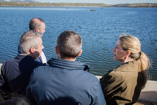 María Guardiola visita el regadío de Monterrubio de la Serena tras la recepción de las obras