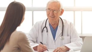 Extremadura solicita al Gobierno la prórroga de la medida que permite la jubilación activa de los médicos