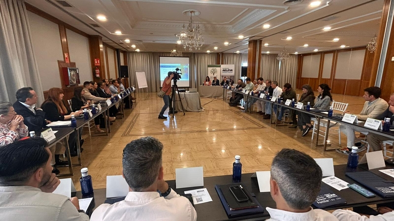 La Junta impulsa la formación en empresa familiar para favorecer el relevo generacional