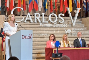 La presidenta de la Junta reivindica una Europa 'cercana' construida desde las regiones y los municipios durante la entrega del Premio Carlos V