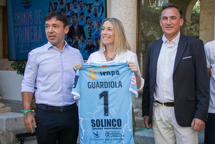 La presidenta María Guardiola recibe al CD Coria tras su ascenso a Primera Federación