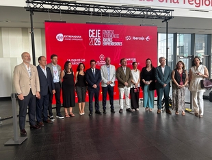 Guillermo Santamaría subraya el respaldo continuo de la Junta a los jóvenes empresarios y las asociaciones empresariales en el III Congreso de AJE